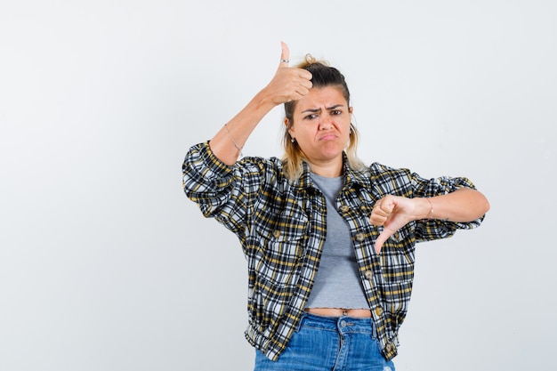 Een expressieve jonge dame die zich voordeed