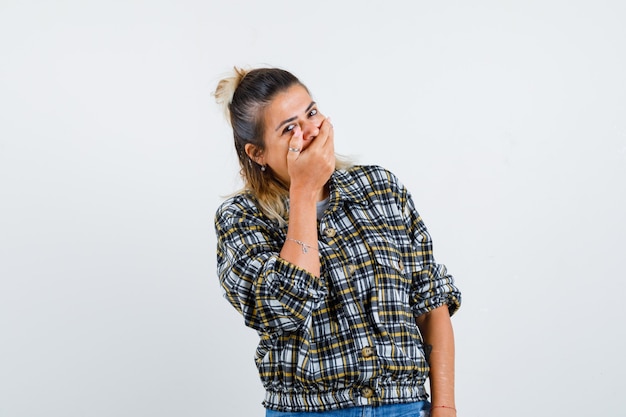 Een expressieve jonge dame die zich voordeed