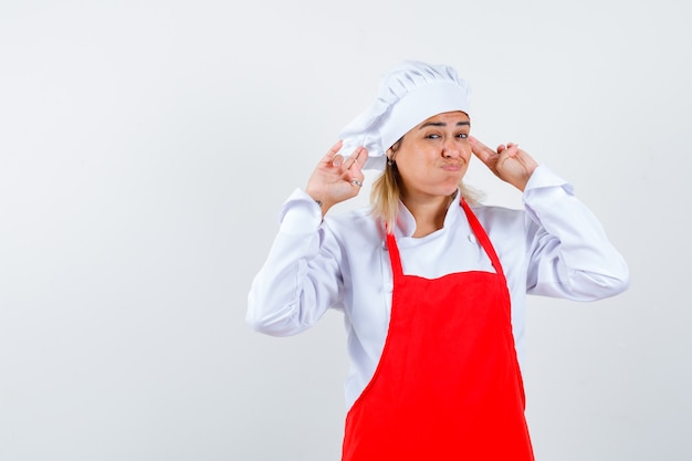 Een expressieve jonge dame die zich voordeed