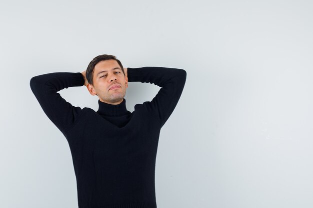 Een expressieve man poseert in de studio