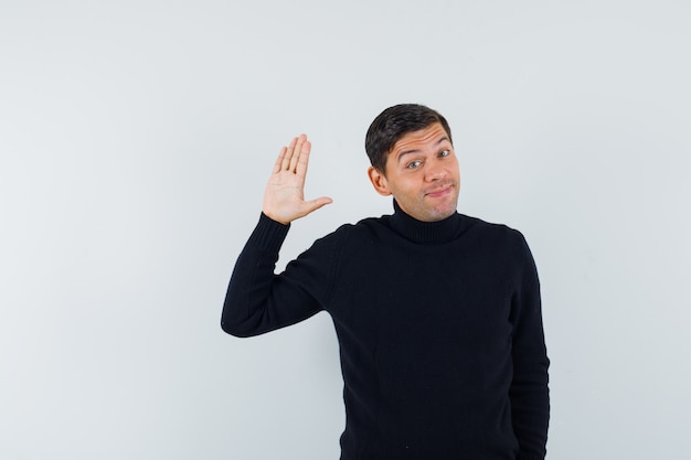 Een expressieve man poseert in de studio