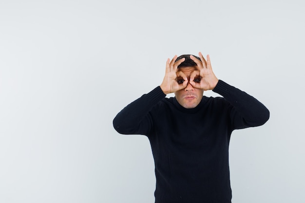 Een expressieve man poseert in de studio