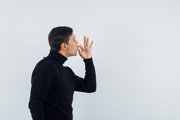 Een expressieve man poseert in de studio