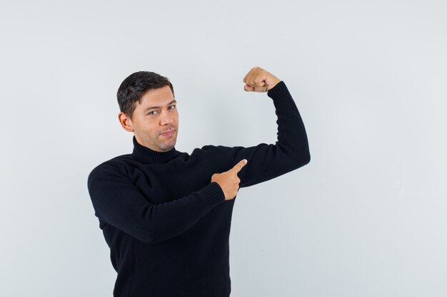 Een expressieve man poseert in de studio