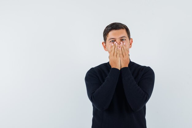 Een expressieve man poseert in de studio