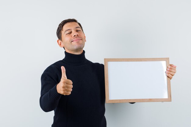 Een expressieve man poseert in de studio