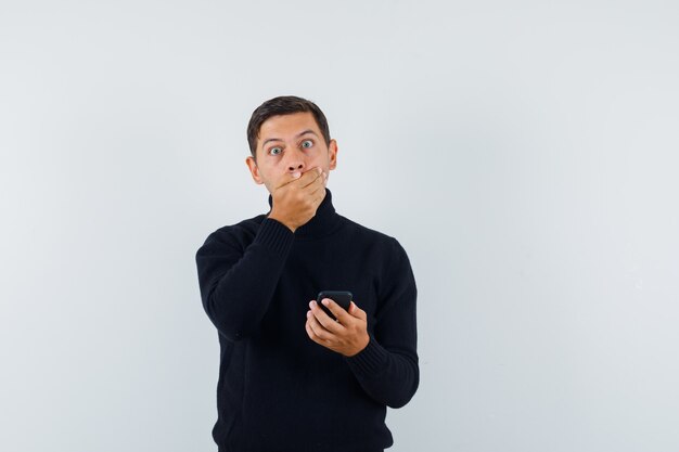 Een expressieve man poseert in de studio