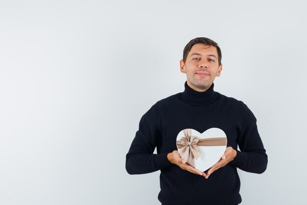 Een expressieve man poseert in de studio