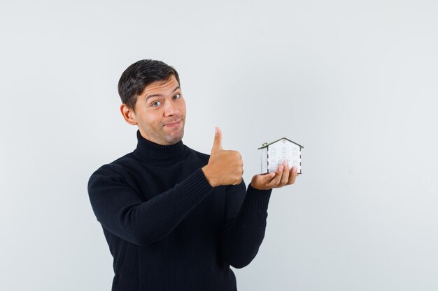 Een expressieve man poseert in de studio