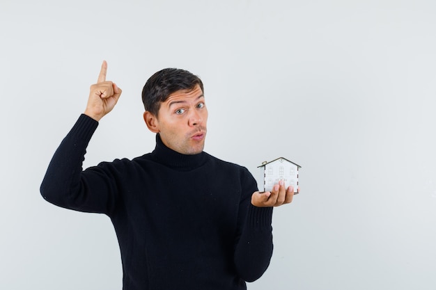 Een expressieve man poseert in de studio