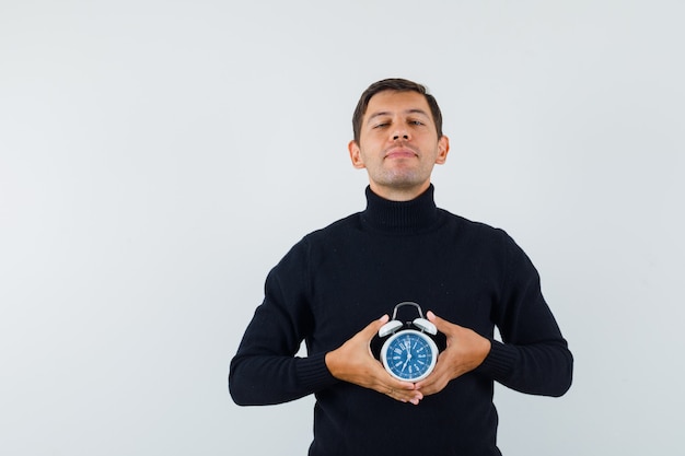 Een expressieve man poseert in de studio