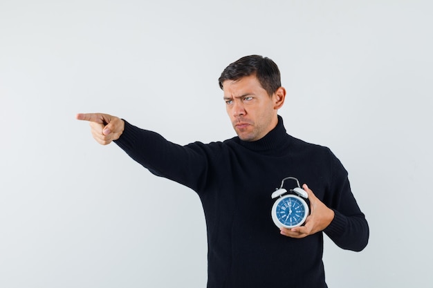 Gratis foto een expressieve man poseert in de studio