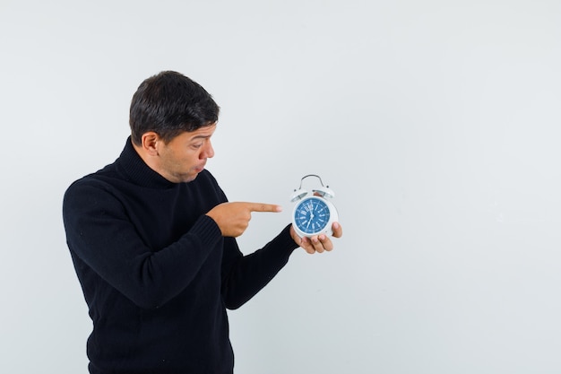 Een expressieve man poseert in de studio