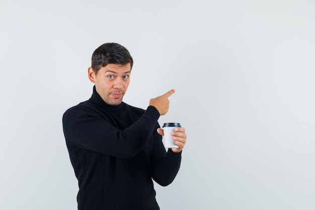 Een expressieve man poseert in de studio