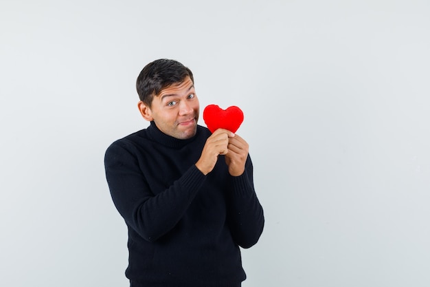 Een expressieve man poseert in de studio