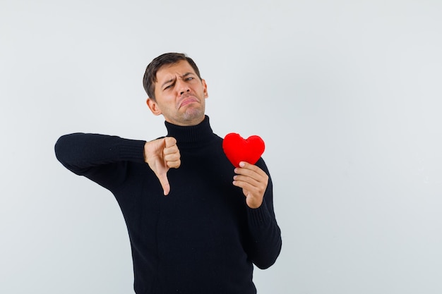 Een expressieve man poseert in de studio