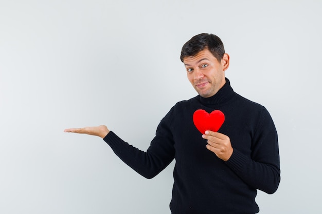 Een expressieve man poseert in de studio