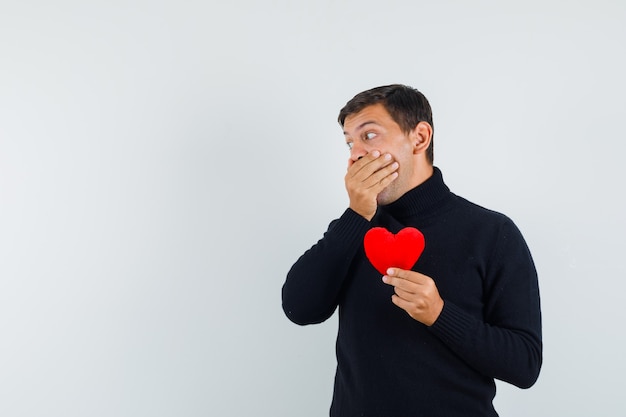 Een expressieve man poseert in de studio