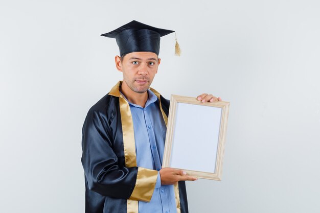 Gratis foto een expressieve man poseert in de studio