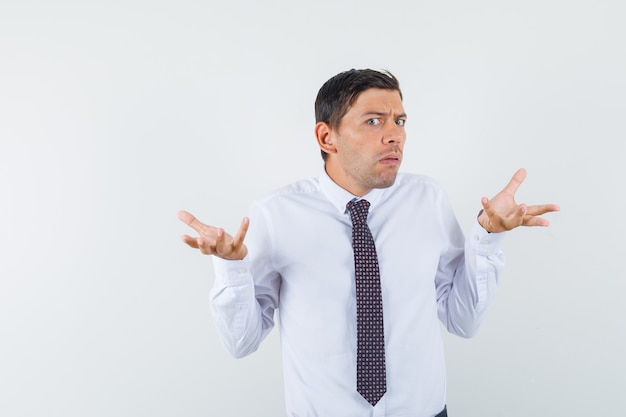 Een expressieve man poseert in de studio