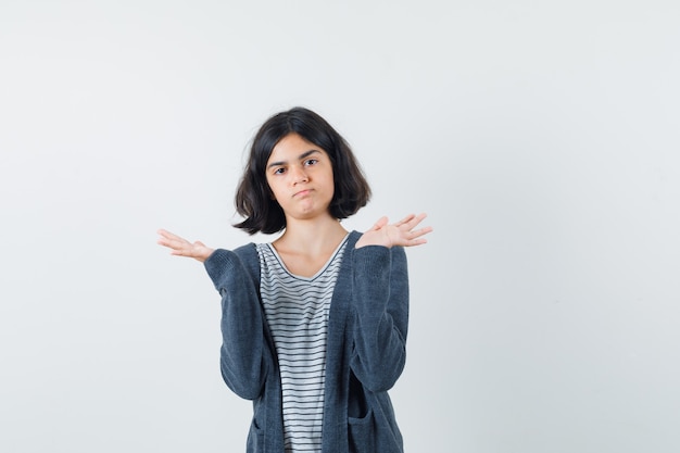 Een expressieve vrouw poseert in de studio