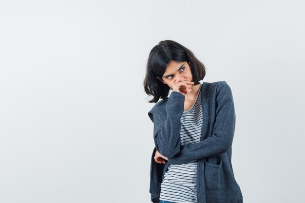 Een expressieve vrouw poseert in de studio