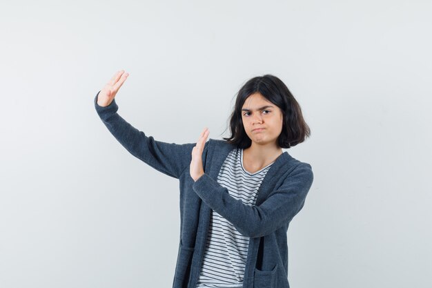 Een expressieve vrouw poseert in de studio