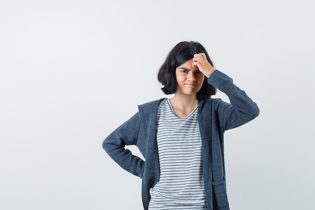 Een expressieve vrouw poseert in de studio