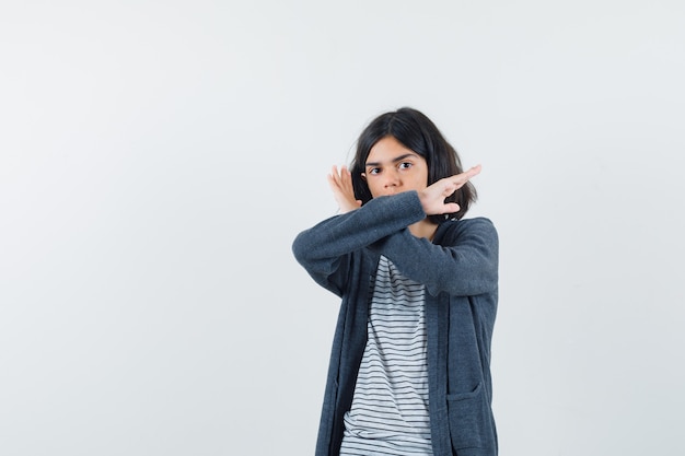 Een expressieve vrouw poseert in de studio