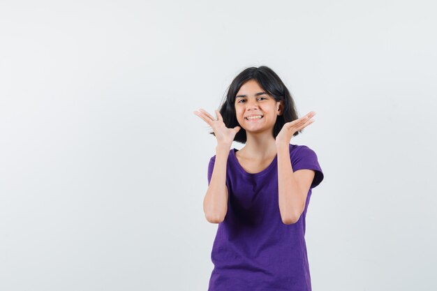 Een expressieve vrouw poseert in de studio