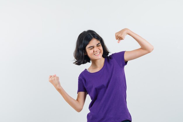 Een expressieve vrouw poseert in de studio