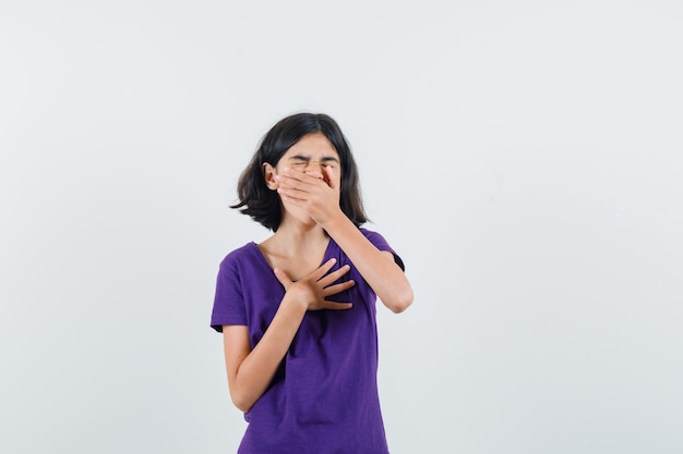 Een expressieve vrouw poseert in de studio