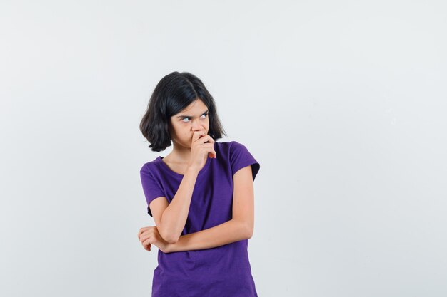 Een expressieve vrouw poseert in de studio