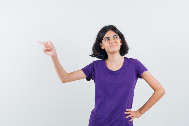 Een expressieve vrouw poseert in de studio