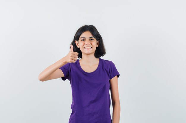 Een expressieve vrouw poseert in de studio