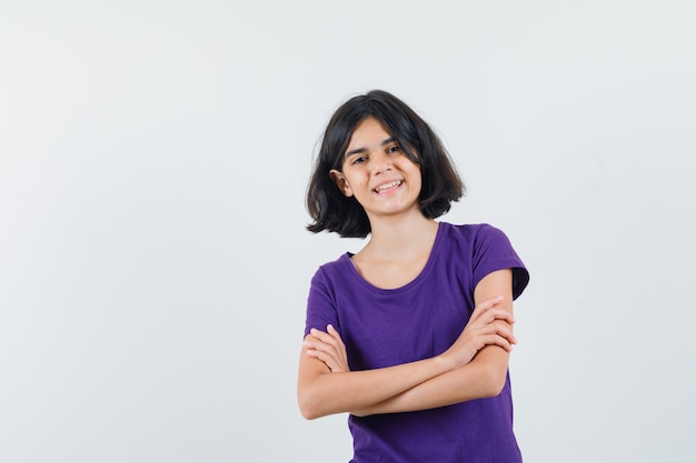 Een expressieve vrouw poseert in de studio