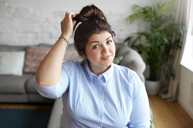 Een expressieve vrouw poseert in het huis