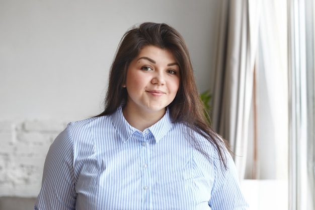 Een expressieve vrouw poseert in het huis