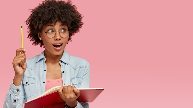 Een geïsoleerde opname van een verbaasde slimme student met een intelligente blik.