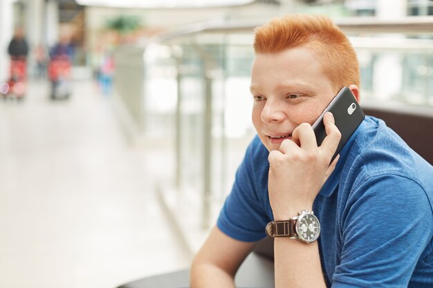 Een gelukkig roodharige man met sproeten dragen casual blauw