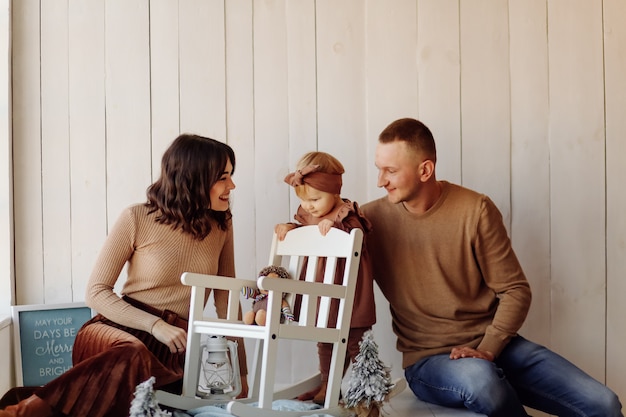 Een gelukkige familie poseren