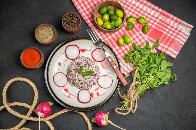 een gerecht een gerecht van roodachtig vork citrusvruchten kruiden groenten