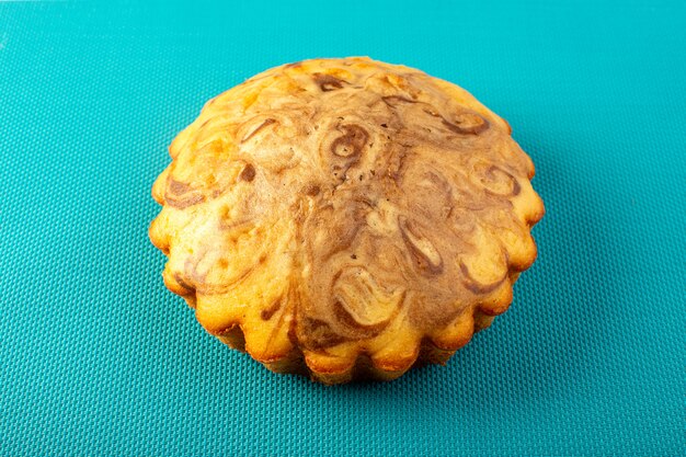 Een gesloten vooraanzicht om zoete cake heerlijke lekkere chococake op het geruite blauw