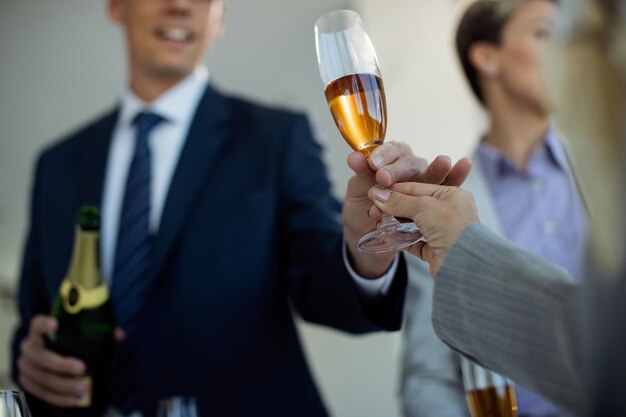 Een glaasje Champagne voor je collega