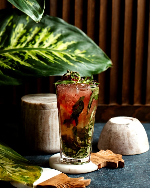 Een glas aardbeienwater met muntbladeren