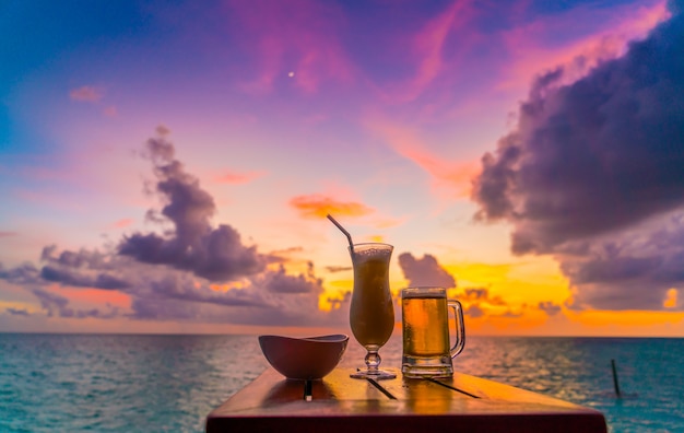 Een glas bier met mooie tropische Maldiven eiland.