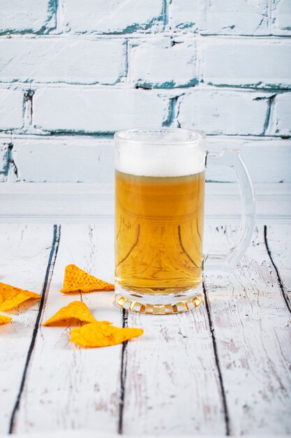 Een glas drankje met snacks