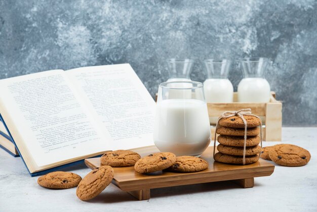 Een glas en een pot melk met heerlijke koekjes.