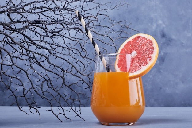 Een glas grapefruitcocktail.