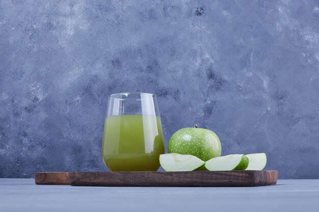 Gratis foto een glas groen appelsap.